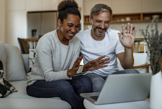Paar umarmt sich - Partnerschaft beim Kinderwunsch stärken