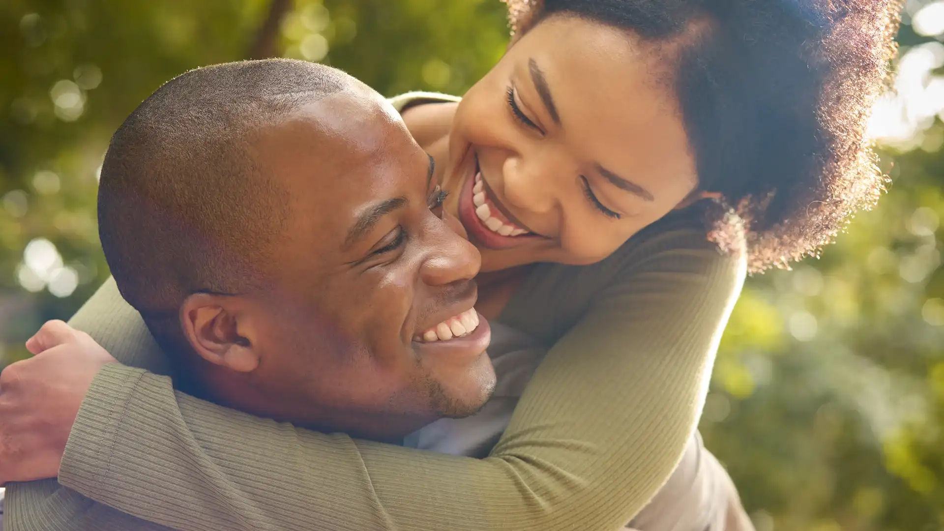 Paar umarmt sich - Partnerschaft beim Kinderwunsch stärken